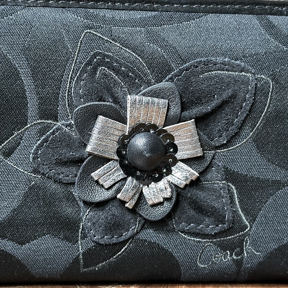 *NWT*VERY RARE* COACH Signature Floral Appliqué Zip Around Wallet - Picture 3 of 13